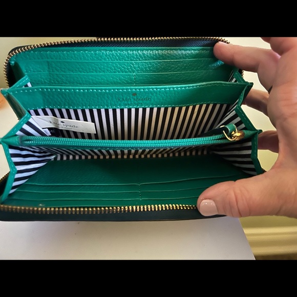 Gorgeous Kate Spade Wallet!! - Picture 2 of 6